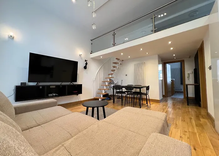 3.5 High Ceilings - Centrally Located