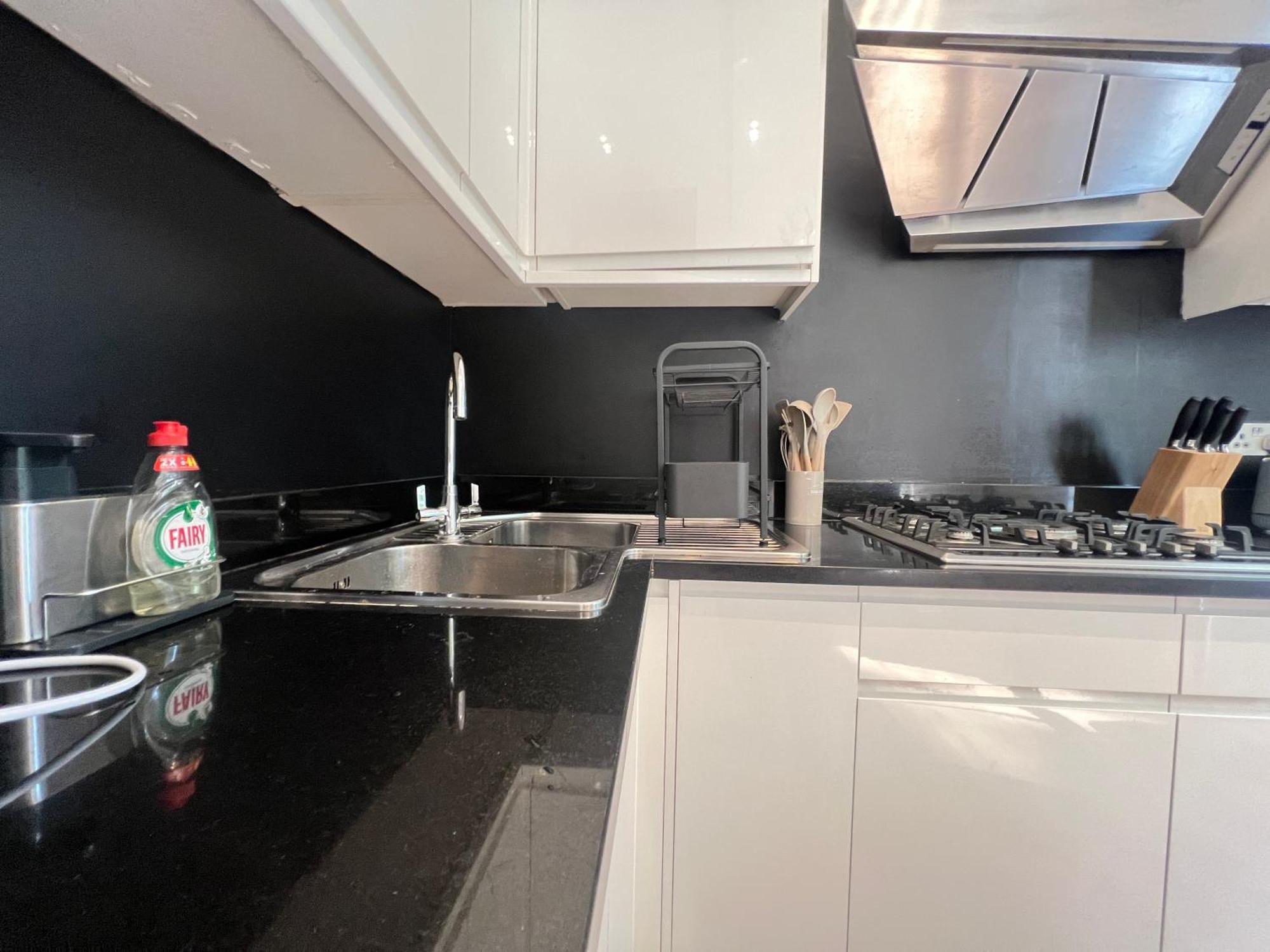 3.5 High Ceilings - Centrally Located * Londra
