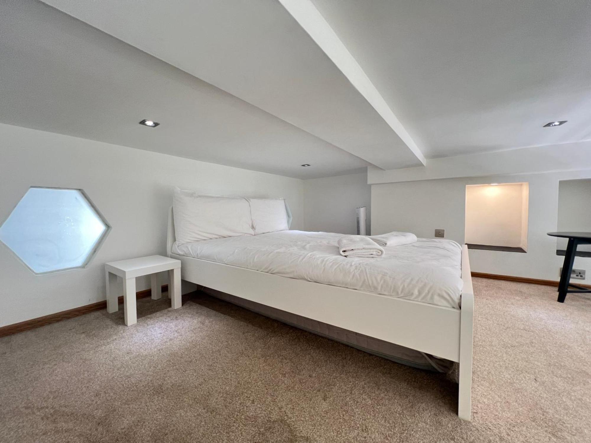 3.5 High Ceilings - Centrally Located Londra